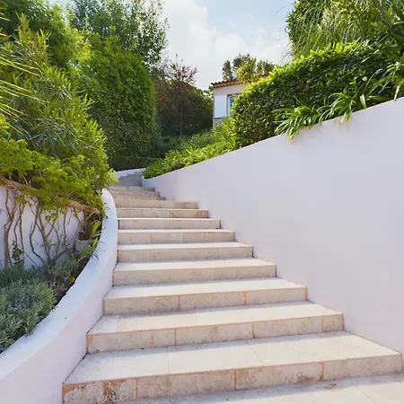 Enchanting + Pool St Tropez * 쎙뜨호뻬