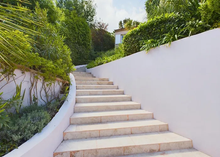 Enchanting + Pool St Tropez * 圣特罗佩